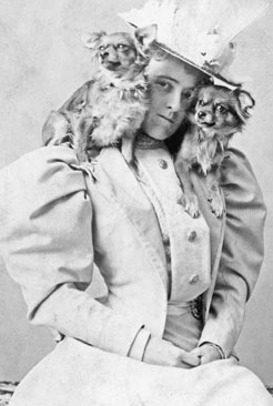 Edith_Wharton_with_Chihuahuas_1890